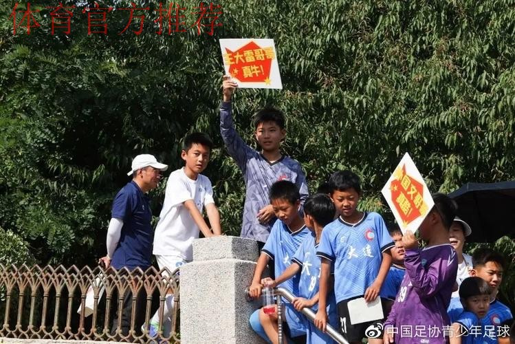 “中国之队进校园公益活动”:国脚“回家”,大连东北路小学沸腾了 “中国之队进校园公益活动”:国脚“回家”,大连东北路小学沸腾了